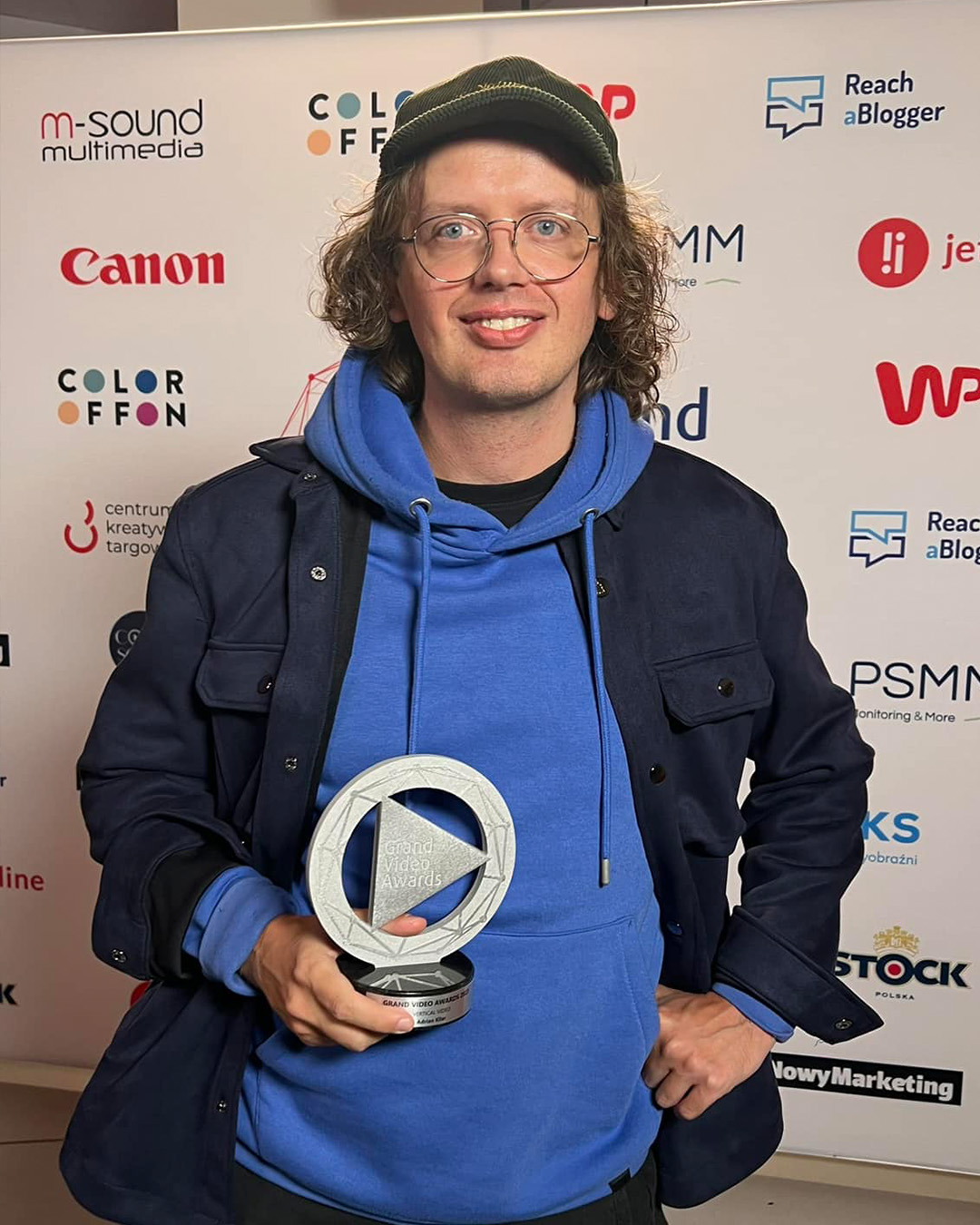 Adrian Kilar ze statuetką Grand Video Awards