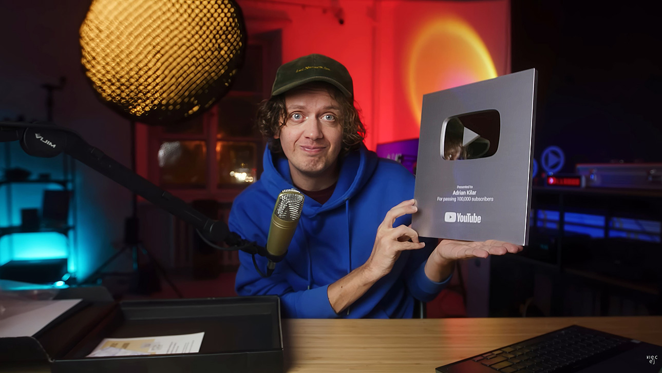 Adrian Kilar przy biurku w swoim studiu z nagrodą YouTube
